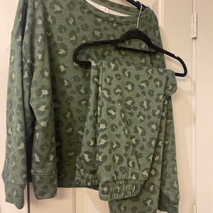 Two piece green leopard jogging set.  Size Large (12-14) New Without Tags